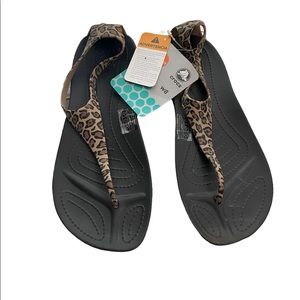 NWT Womens Crocs sexi flip cheetah animal leopard print sandals. Size 8